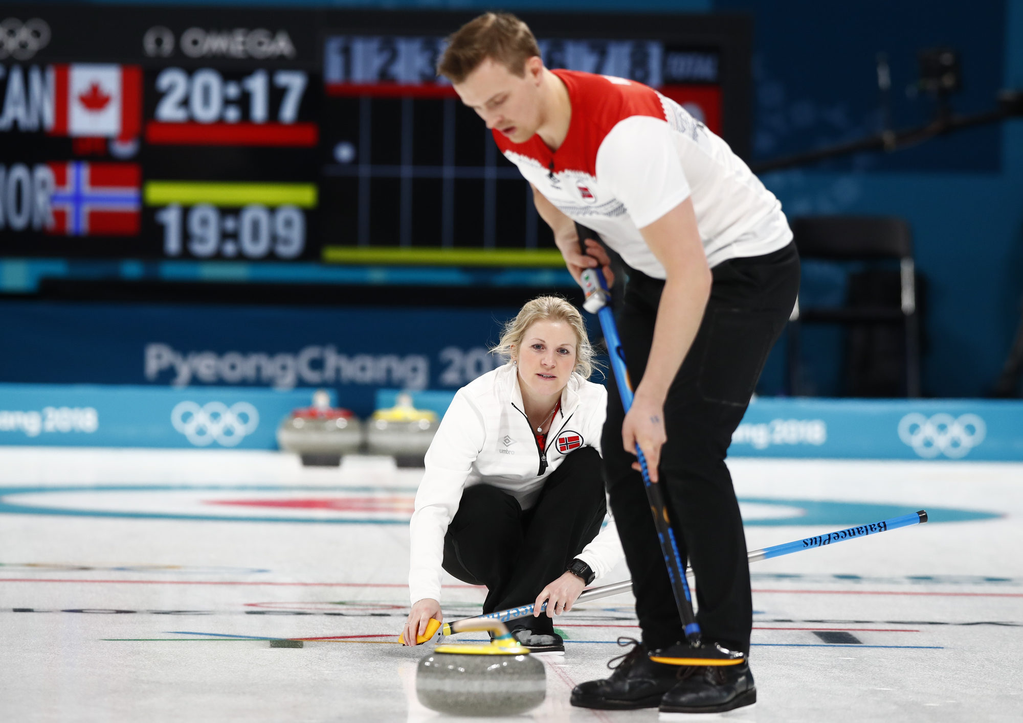 Pyeongchang 2018. Curling, mixed double. Magnus Nedregotten og Kristin Skaslien i semifinalen mot Canada.