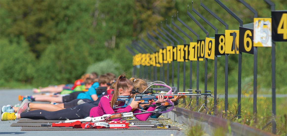 FRA BEGGE SIDENE AV FJELLET: Siste helgen i juni deltok omkring 60 unge mellom 11 til 15 år fra begge sidene av fjellet på SKIsport Sommer Grand Prix.