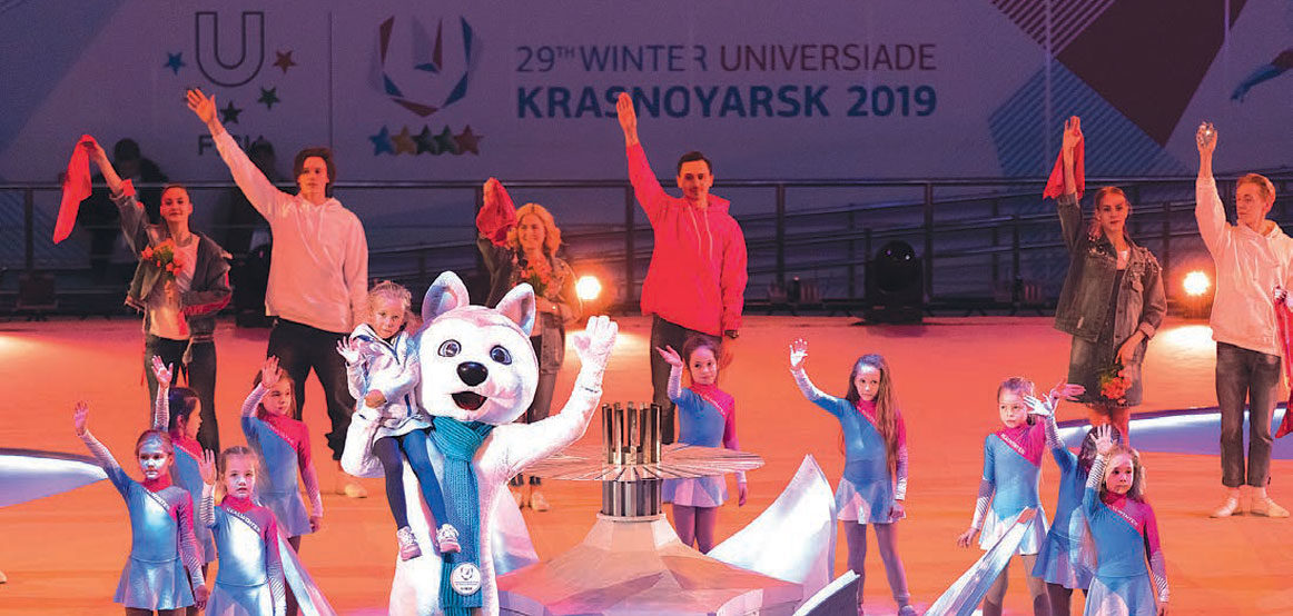 FØRSTE SMAK: For mange er Universiaden en første smak på store internasjonale mesterskap. Under OL i London i 2012 var 94 av medaljevinnerne tidligere universiadedeltakere. Her fra avslutningsseremonien under vintermesterskapet i Krasnoyarsk i fjor.
